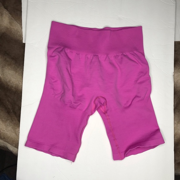 Lazuli Label LARGE Scrunch Seamless Ribbed Contour Shorts - Picture 5 of 11